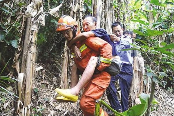 老人迷路被困懸崖邊50余小時(shí)，靠山泉維持生命(1)