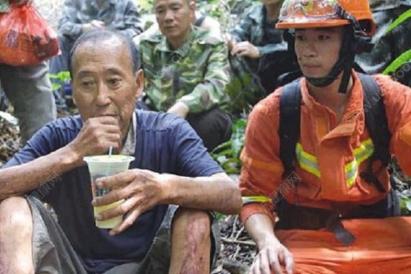 老人迷路被困懸崖邊50余小時(shí)，靠山泉維持生命(2)