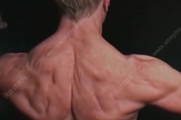 這位一身肌肉的網(wǎng)紅boy，竟然已經(jīng)67歲了(1)