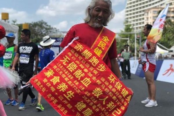 他是跑圈赤腳大仙：20年跑188場馬拉松，獻血273次(1)