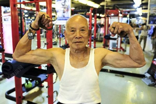 96歲老人健身26年成網紅，老人適合做哪些健身運動？(1)
