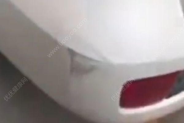 學生刮蹭百萬豪車后主動協(xié)商賠償，車主只要賠十塊(1)