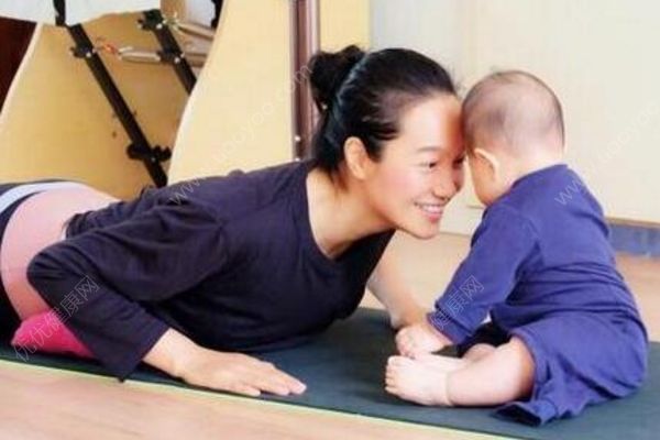 朱丹帶女兒健身畫面暖萌，幼兒健身要注意什么？(1)