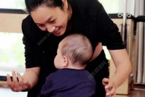 朱丹帶女兒健身畫面暖萌，幼兒健身要注意什么？(2)