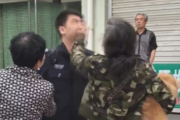 女子未辦狗證還用狗鏈打傷2名執(zhí)法人員，養(yǎng)狗要準(zhǔn)備些什么？(1)