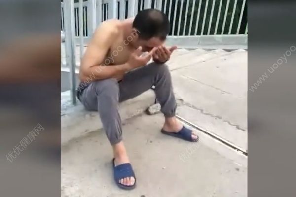 男子游泳時(shí)不慎溺水，65歲老太太跳河救人(1)