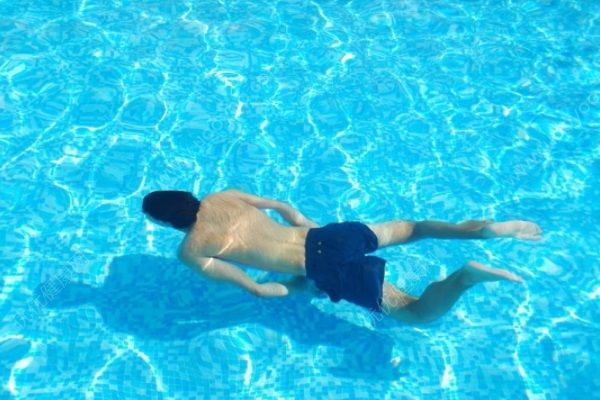 男子深夜散步發(fā)現(xiàn)河面漂來一名女子，身上散發(fā)酒氣(3)
