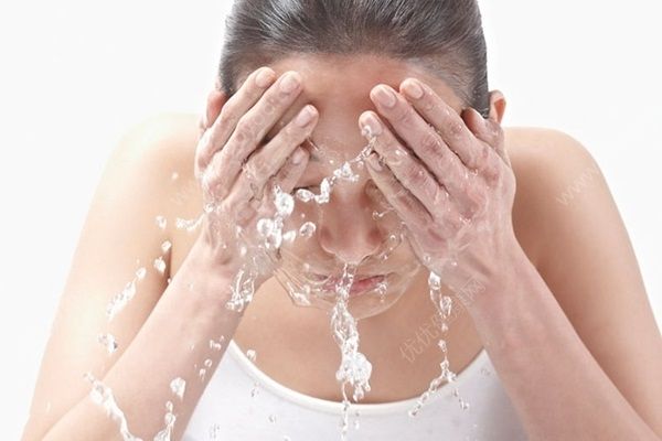 女性洗臉的誤區(qū)有哪些？正確洗臉要這樣做(1)