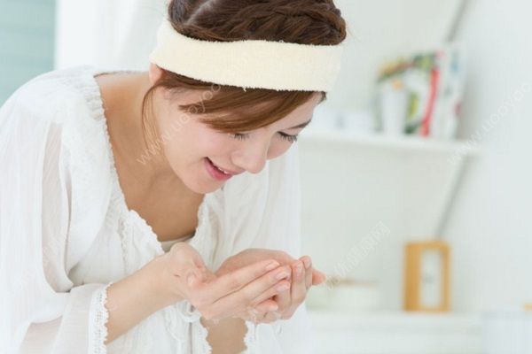 女性洗臉的誤區(qū)有哪些？正確洗臉要這樣做(2)