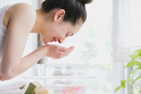 肌膚怎樣才能變得水潤？這三個步驟讓你的肌膚喝飽水！(1)