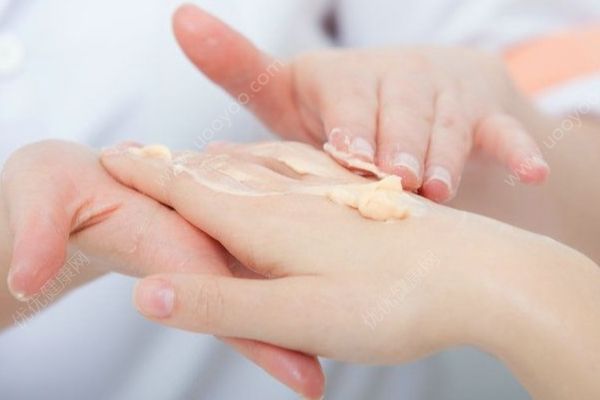 如何提高自身魅力指數？女人手部應該如何保養(yǎng)？(2)