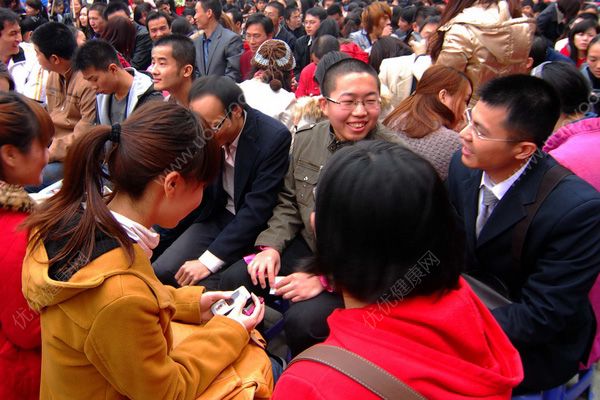 相親會70多人當(dāng)場牽手，你相信一見鐘情嗎？(1)