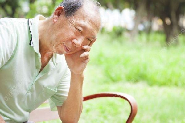 老人高鐵上突發(fā)疾病吐血，23歲女護(hù)士現(xiàn)場施救獲點(diǎn)贊(3)