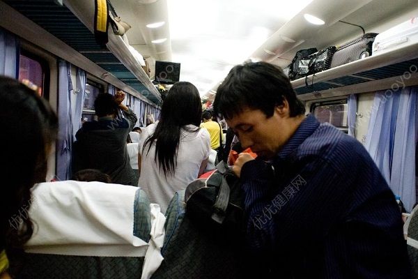 小伙過(guò)年回家坐10個(gè)多小時(shí)車(chē)，下肢劇痛大小便障礙(1)