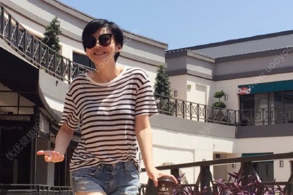 許晴年后胖七斤，竟將旗袍紐扣崩掉三顆，年后如何減肥？(2)