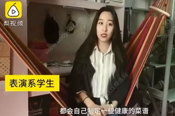 表演系女生吃飯用紙吸油，因?yàn)殚L胖會(huì)掛科！(2)
