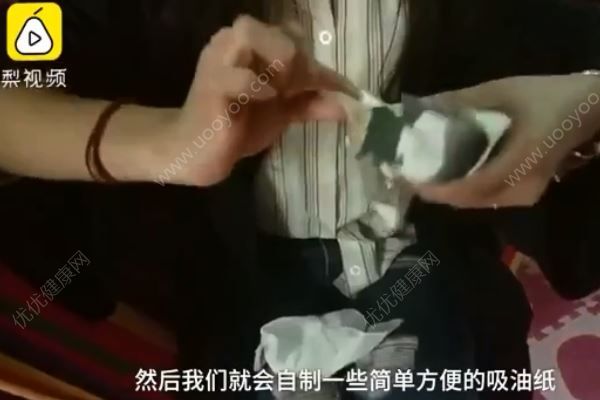 表演系女生吃飯用紙吸油，因?yàn)殚L胖會(huì)掛科！(3)