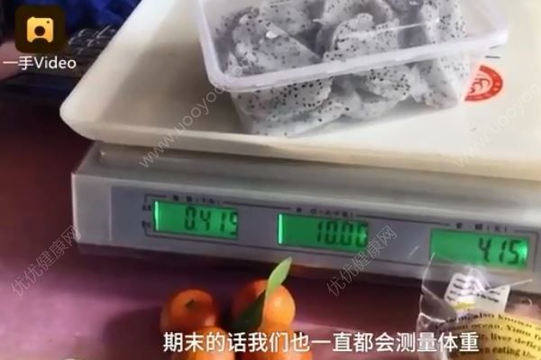 表演系女生吃飯用紙吸油，因?yàn)殚L胖會(huì)掛科！(4)