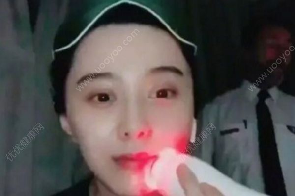 范冰冰頭等艙中做美容，自創(chuàng)按摩法揉得一臉紅腫(2)