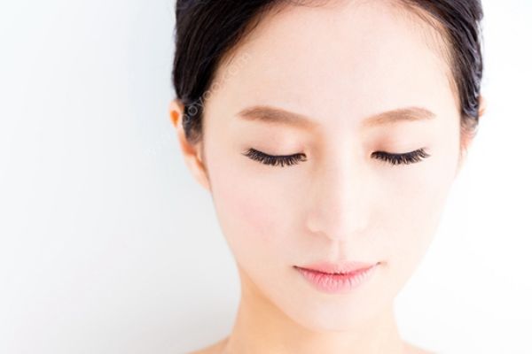 范冰冰頭等艙中做美容，自創(chuàng)按摩法揉得一臉紅腫(4)