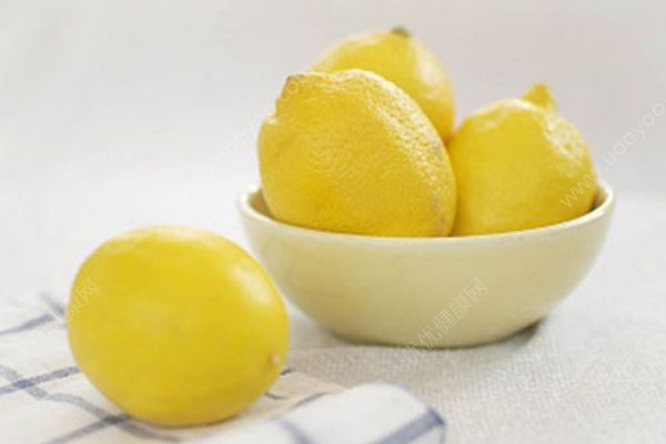 揭檸檬在烹調(diào)中的妙用！加點(diǎn)它能防止食物變色！(1)