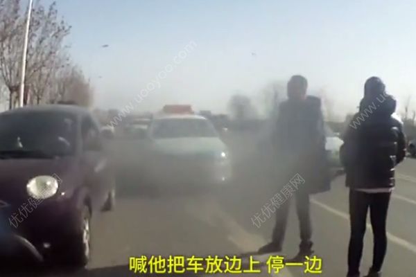 真冤！情侶吵架堵路，3人科目三掛了(3)