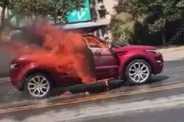 情侶吵架同歸于盡，路虎汽車起火車內(nèi)兩人身亡(1)