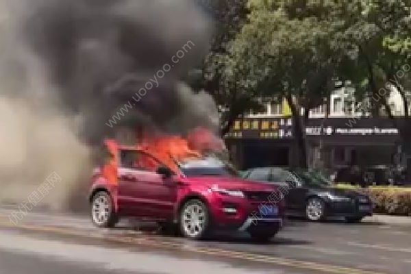 情侶吵架同歸于盡，路虎汽車起火車內(nèi)兩人身亡(2)