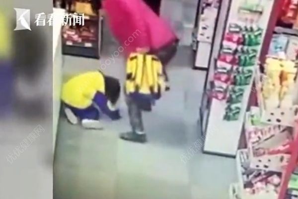 奶奶超市暴打?qū)O女視頻曝出，怎么會(huì)有如此暴力奶奶(2)