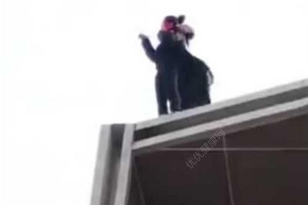 17歲少女不愿跟男友見家長欲跳樓，消防員一把抱下(1)