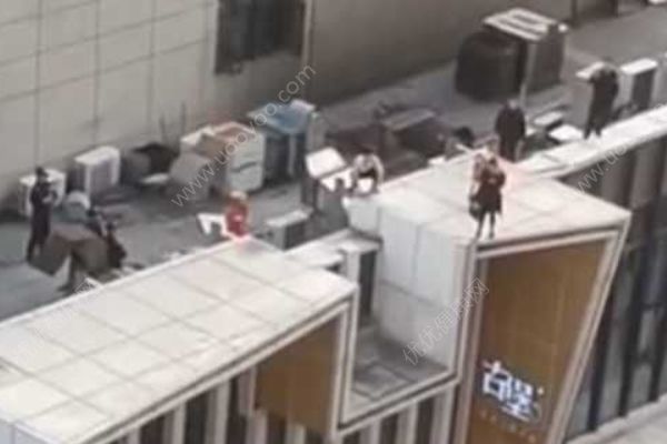 17歲少女不愿跟男友見家長欲跳樓，消防員一把抱下(2)