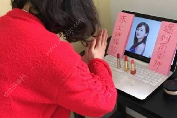 女子相親拜畫像求保佑，遇到霸道總裁(1)