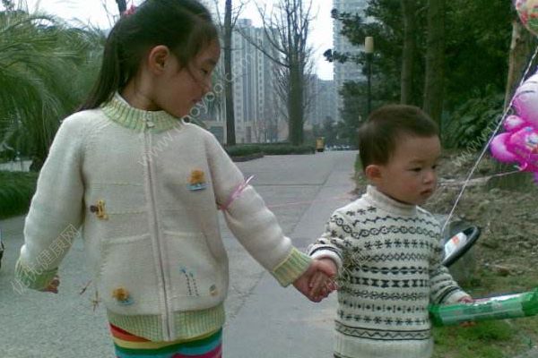 深夜玩手機被弟弟發(fā)現(xiàn)，陜西14歲少女追砍扔下河并就地埋尸(2)