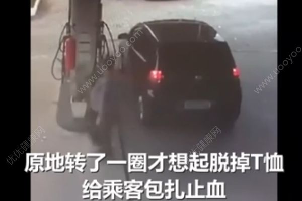 加油站內(nèi)乘客將手伸出窗外,“唰”一下手沒(méi)了(2)