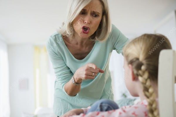打孩子被岳母反手一拳，孩子到底能不能打？(2)
