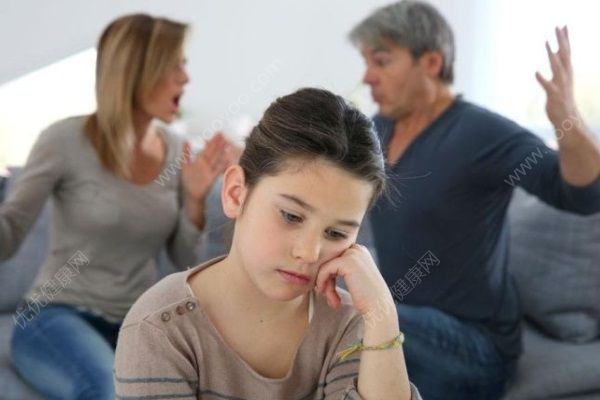 母子吵架互毆：母親用剪刀自殘，兒子頭部流血(4)