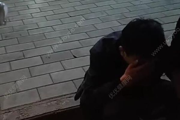 男子向相戀8年女友求婚被拒，街頭買醉痛哭(1)