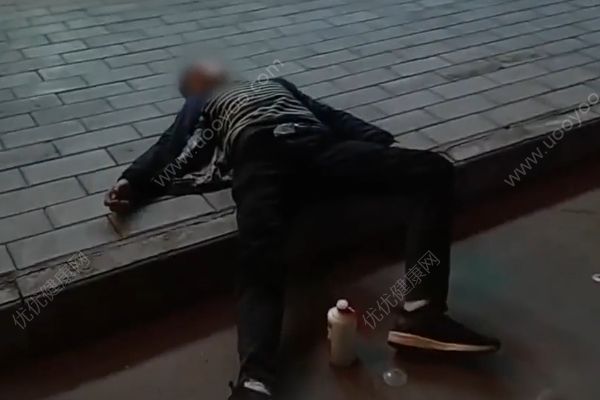 男子向相戀8年女友求婚被拒，街頭買醉痛哭(2)