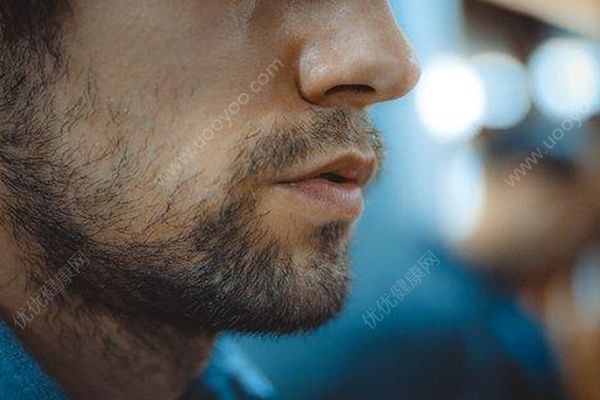 男子向相戀8年女友求婚被拒，街頭買醉痛哭(4)