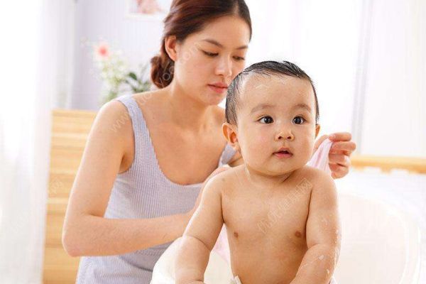 女童回家20天離奇死亡，全身30處青紫，家長(zhǎng)：洗澡滑到了(3)