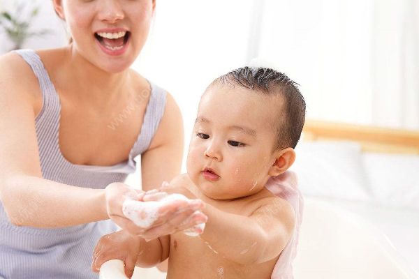 女童回家20天離奇死亡，全身30處青紫，家長(zhǎng)：洗澡滑到了(4)