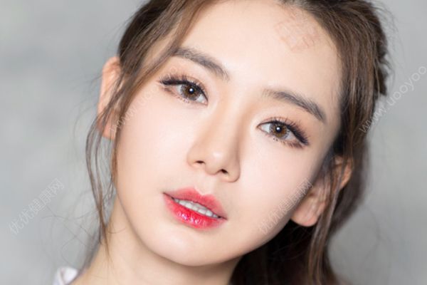 戚薇承認(rèn)割雙眼皮！戚薇素顏出鏡遭網(wǎng)友質(zhì)疑整容！(2)