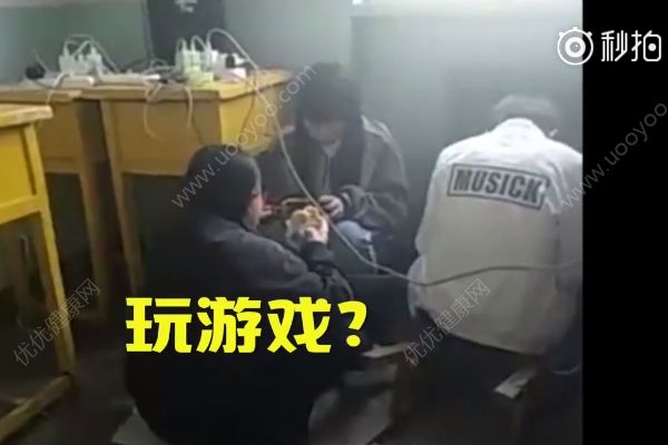 打牌吃泡面玩游戲？網(wǎng)曝師專學(xué)生上課“無法無天”(2)