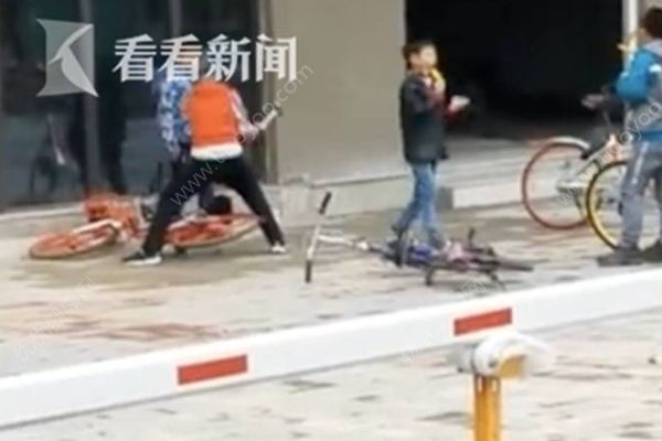 熊孩子掄鐵錘打砸共享單車，遇到熊孩子怎么辦？(1)