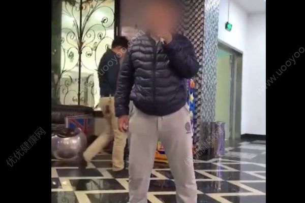 13歲少年被逼減肥躲進(jìn)KTV飆歌：我想要怒放的生命(1)