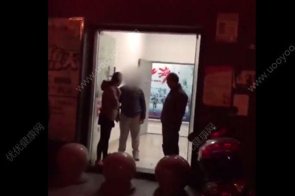 13歲少年被逼減肥躲進(jìn)KTV飆歌：我想要怒放的生命(2)