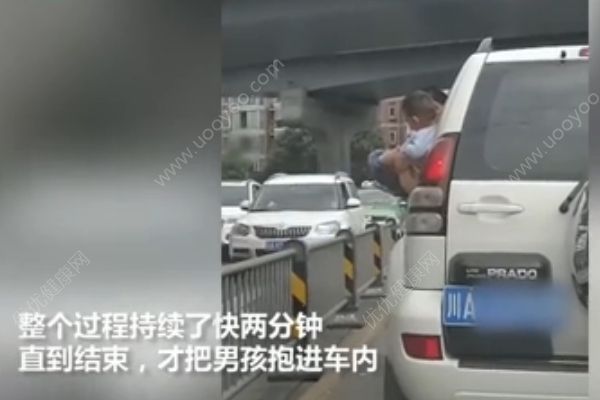 男孩被抱出車窗外撒尿，期間車子還開(kāi)了一小段(2)