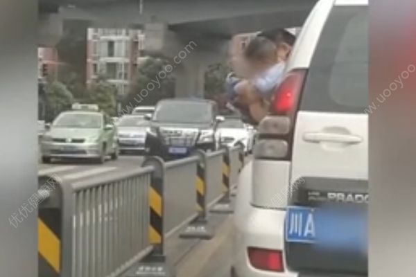 男孩被抱出車窗外撒尿，期間車子還開(kāi)了一小段(3)