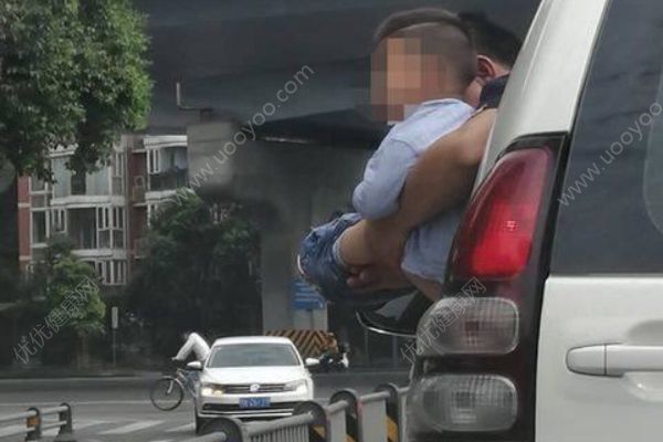 男孩被抱出車窗外撒尿，期間車子還開(kāi)了一小段(4)