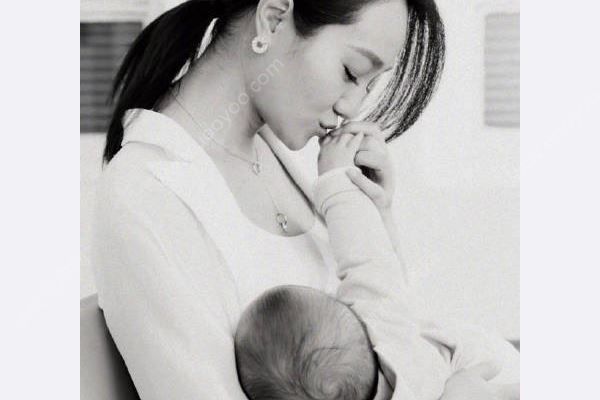 朱丹懷抱女兒親吻其小手，親吻寶寶時(shí)要注意什么？(2)